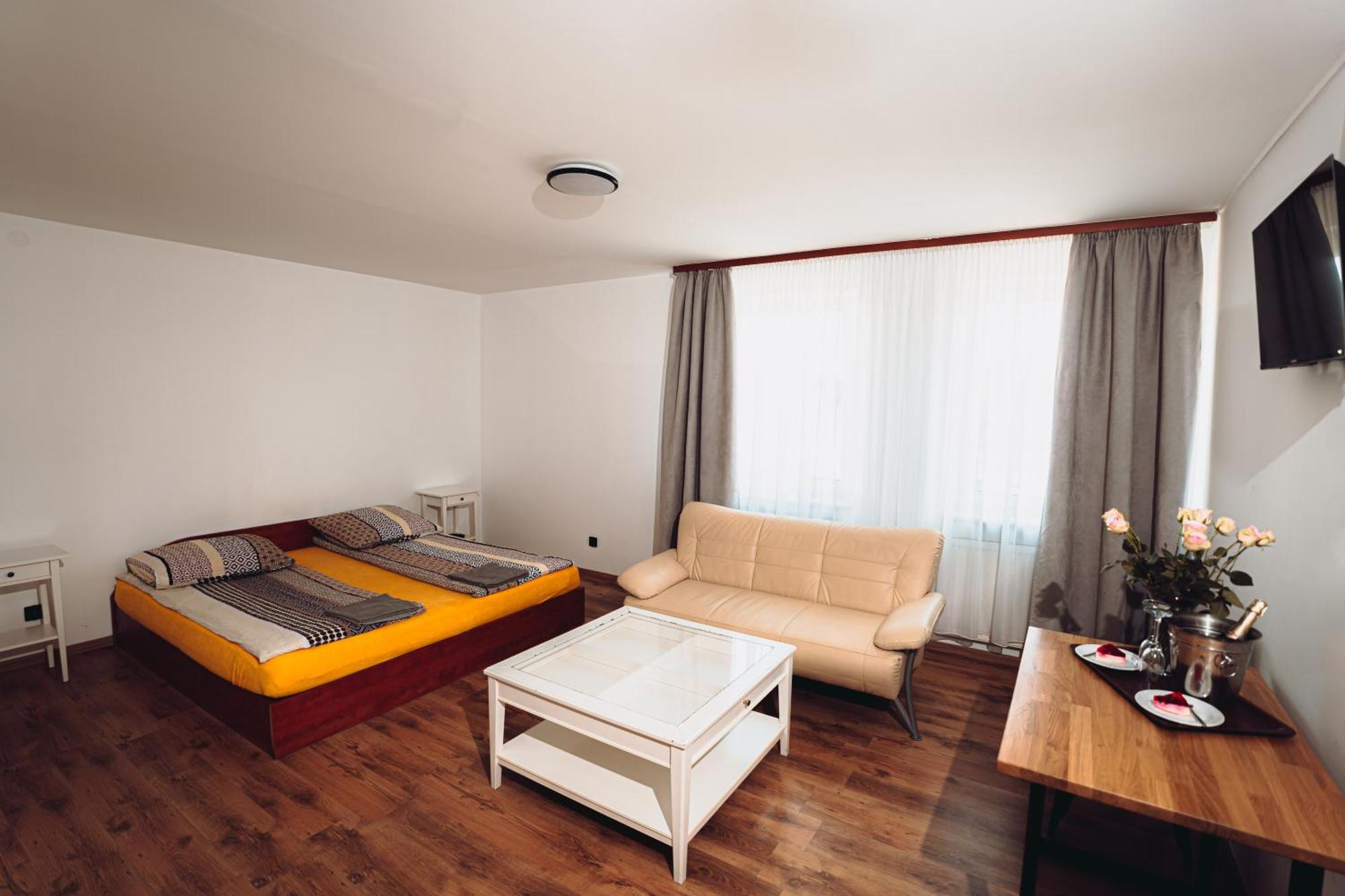 Kalwados Hotel Radzymin Buitenkant foto