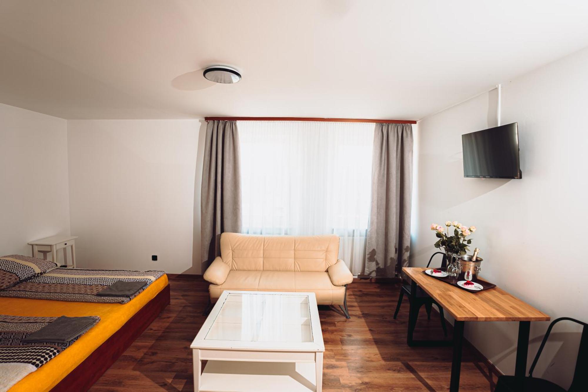 Kalwados Hotel Radzymin Buitenkant foto